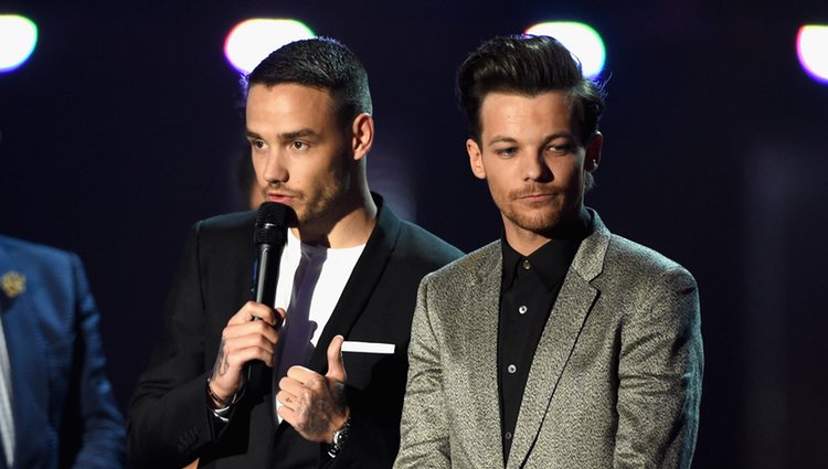 Liam Payne y Louis Tomlinson recogen su galardón en los Premios Brit 2016