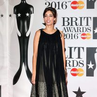 Laura Jackson en la alfombra roja de los Premios Brit 2016