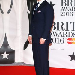 Henry Cavill en la alfombra roja de los Premios Brit 2016