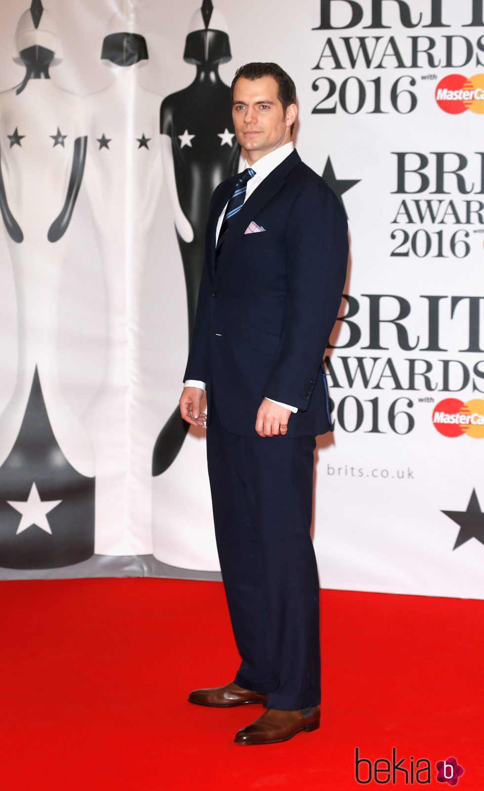 Henry Cavill en la alfombra roja de los Premios Brit 2016