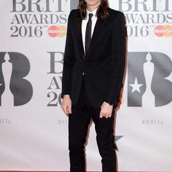 James Bay en la alfombra roja de los Premios Brit 2016