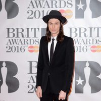 James Bay en la alfombra roja de los Premios Brit 2016