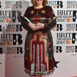 Adele sostiene sus Premios Brit 2016