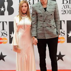 Mark Ronson y Joséphine de La Baume en la alfombra roja de los Premios Brit 2016