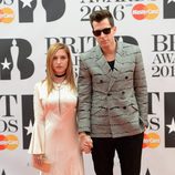 Mark Ronson y Joséphine de La Baume en la alfombra roja de los Premios Brit 2016
