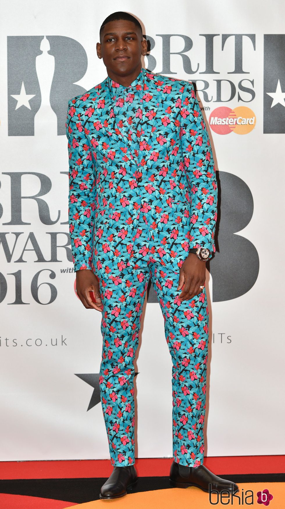 Labrinth en la alfombra roja de los Premios Brit 2016