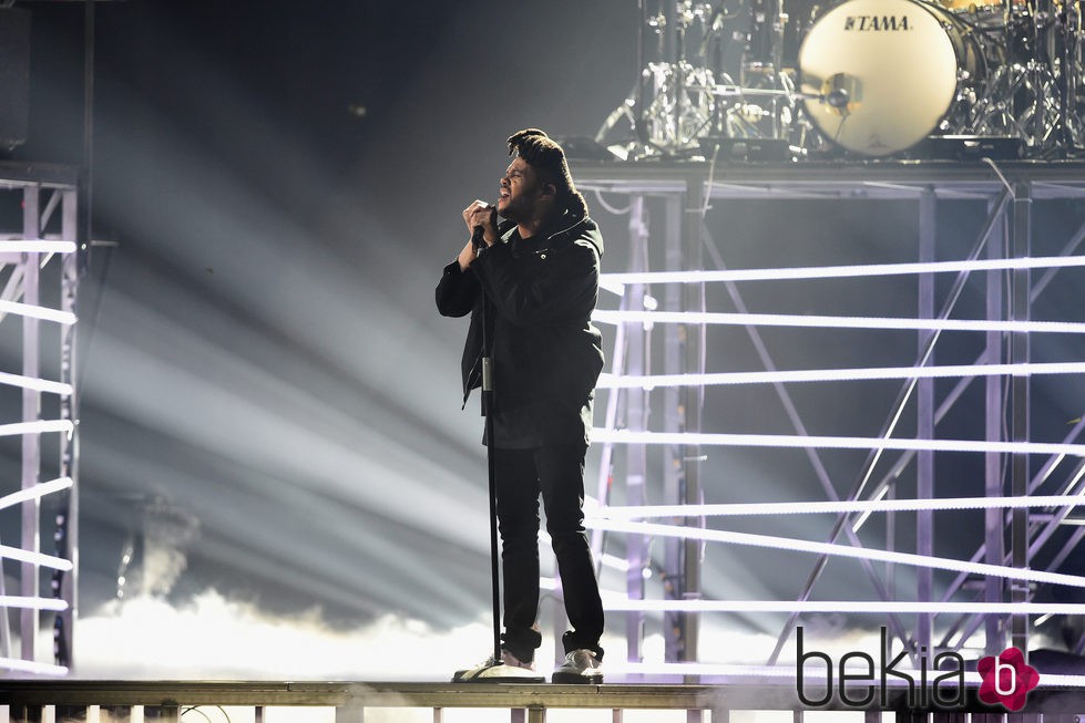 The Weeknd en su actuación en los Premios Brit 2016