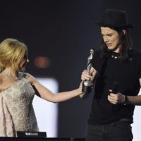 James Bay recoge su Premio Brit 2016 de manos de Kylie Minogue