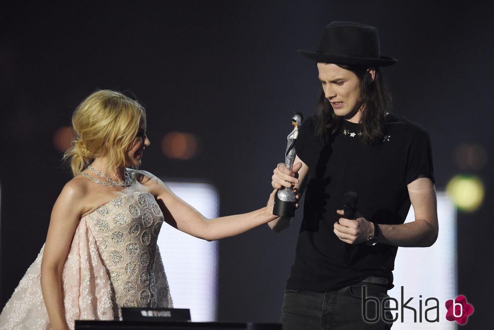 James Bay recoge su Premio Brit 2016 de manos de Kylie Minogue