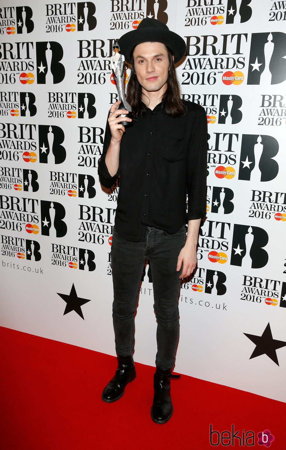 James Bay recoge su galardón en los Premios Brit 2016