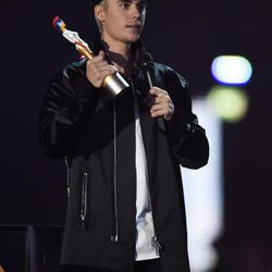 Justin Bieber recoge su galardón en los Premios Brit 2016