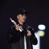 Justin Bieber recoge su galardón en los Premios Brit 2016