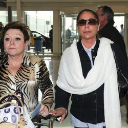 María Navarro e Isabel Pantoja en el aeropuerto de Barcelona
