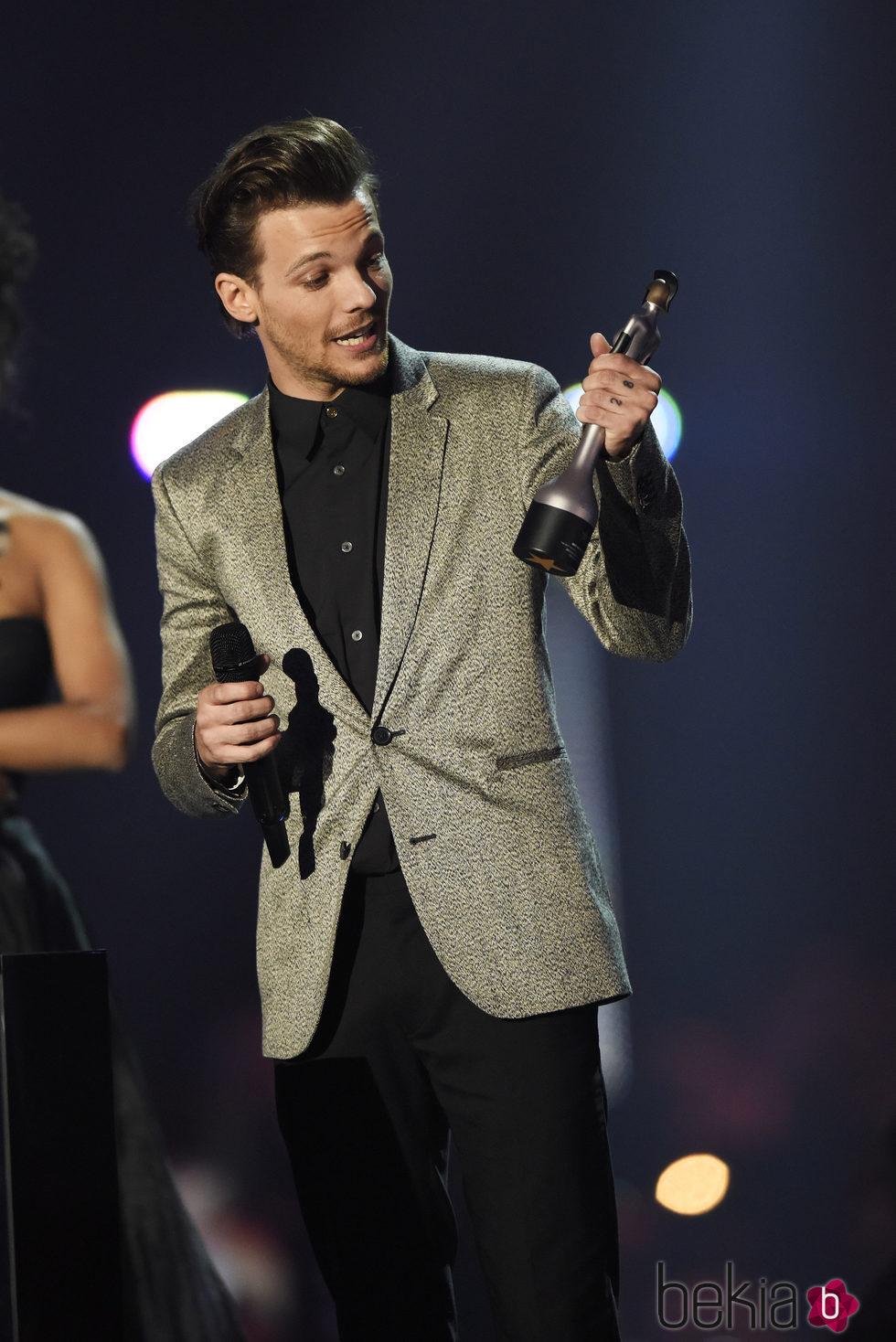 Louis Tomlinson recogiendo el Premio Brit 2016 de One Direction