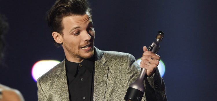 Louis Tomlinson recogiendo el Premio Brit 2016 de One Direction