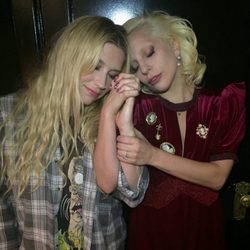 Lady Gaga mostrando su apoyo a Kesha en su batalla contra D.Luke