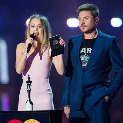 Suki Waterhouse y Simon Le Bon entregando un premio en la gala Brit Awards 2016