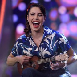 Pilar Rubio tocando el ukulele en 'El hormiguero'