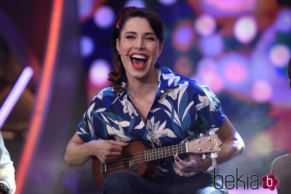 Pilar Rubio tocando el ukulele en 'El hormiguero'