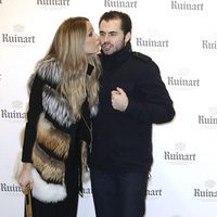 Carola Baleztena besando a Emiliano Suárez en la apertura de la Feria de ARCO 2016