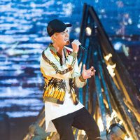 Justin Bieber durante su actuación en los Premios BRIT 2016