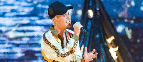 Justin Bieber durante su actuación en los Premios BRIT 2016