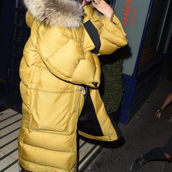 Rihanna saliendo de incógnito de un restaurante de Londres