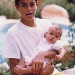 Enrique Iglesias sosteniendo en brazos a Ana Boyer de niños