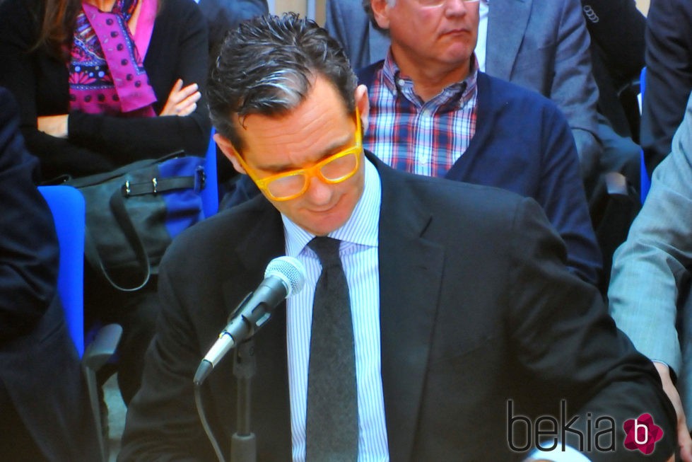Iñaki Urdangarín lee documentación con unas gafas naranjas en su declaración en el juicio de Nóos