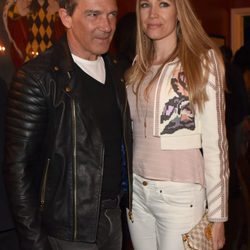 Antonio Banderas y Nicole Kimpel en una fiesta en Los Angeles