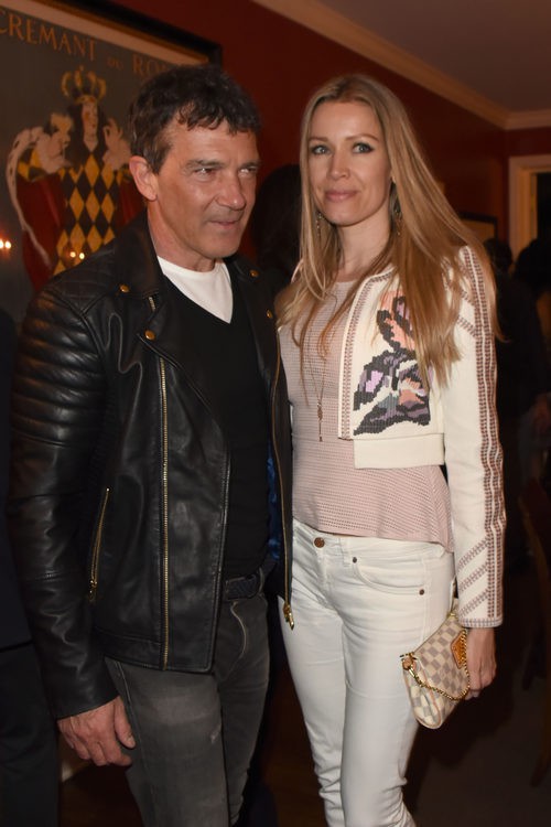 Antonio Banderas y Nicole Kimpel en una fiesta en Los Angeles