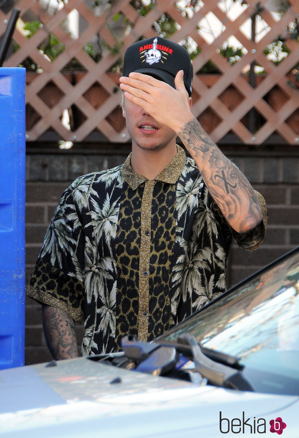 Justin Bieber tapándose la cara