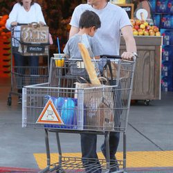 Olivier Martínez lleva a su hijo en el carrito de la compra