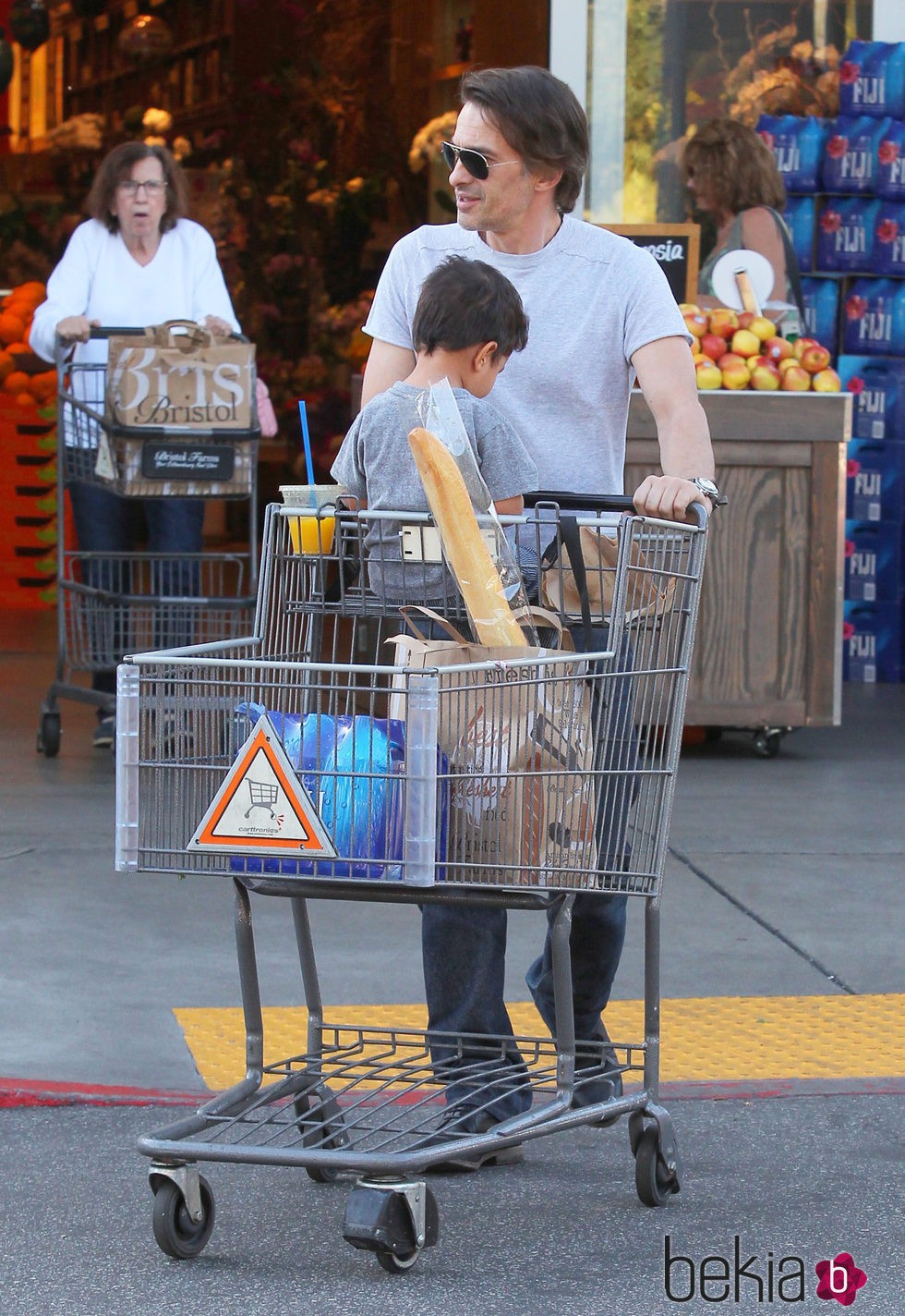 Olivier Martínez lleva a su hijo en el carrito de la compra