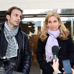 Arantxa Sánchez Vicario y Josep Santacana hablan con los medios a la salida del tanatorio