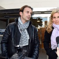 Arantxa Sánchez Vicario y Josep Santacana hablan con los medios a la salida del tanatorio