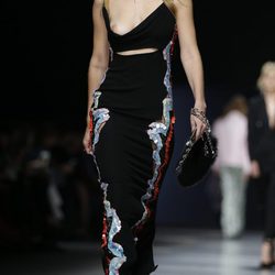 El descuido de Gigi Hadid durante el desfile de Versace en la Milan Fashion Week 2016