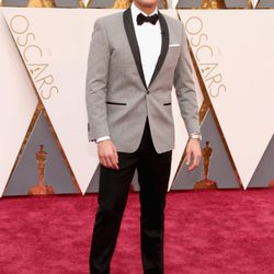 Ryan Seacrest en la alfombra roja de los Premios Oscar 2016