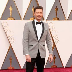 Ryan Seacrest en la alfombra roja de los Premios Oscar 2016