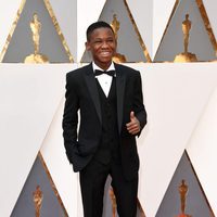 Abraham Attah en la alfombra roja de los Premios Oscar 2016