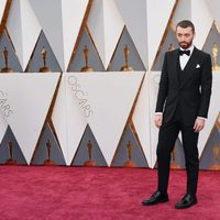 Sam Smith en la alfombra roja de los Premios Oscar 2016