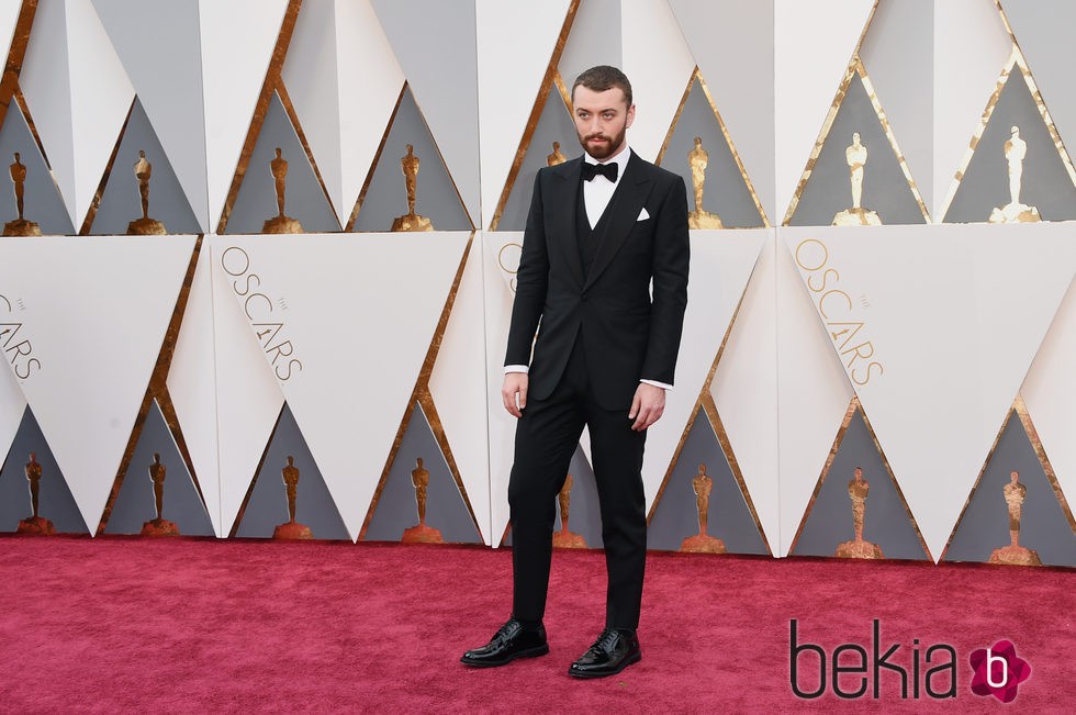 Sam Smith en la alfombra roja de los Premios Oscar 2016