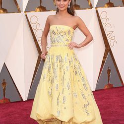 Alicia Vikander en la alfombra roja de los Premios Oscar 2016