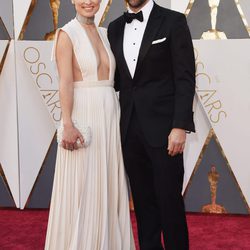 Olivia Wilde y Jason Sudeikis en la alfombra roja de los Premios Oscar 2016