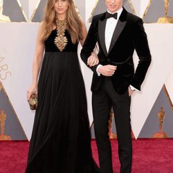 Eddie Redmayne y su mujer Hannah Redmayne en la alfombra roja en los Premios Oscar 2016