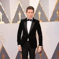 Eddie Redmayne en la alfombra roja en los Premios Oscar 2016