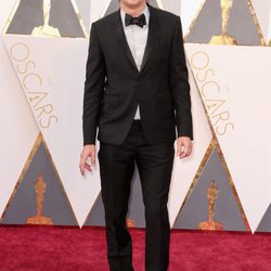 Tom Hooper en la alfombra roja en los Premios Oscar 2016