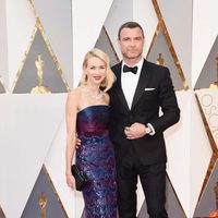 Naomi Watts y su marido Liev Schreiber la alfombra roja en los Premios Oscar 2016