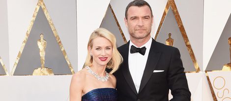 Naomi Watts y su marido Liev Schreiber la alfombra roja en los Premios Oscar 2016