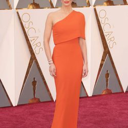 Olivia Munn en la alfombra roja en los Premios Oscar 2016